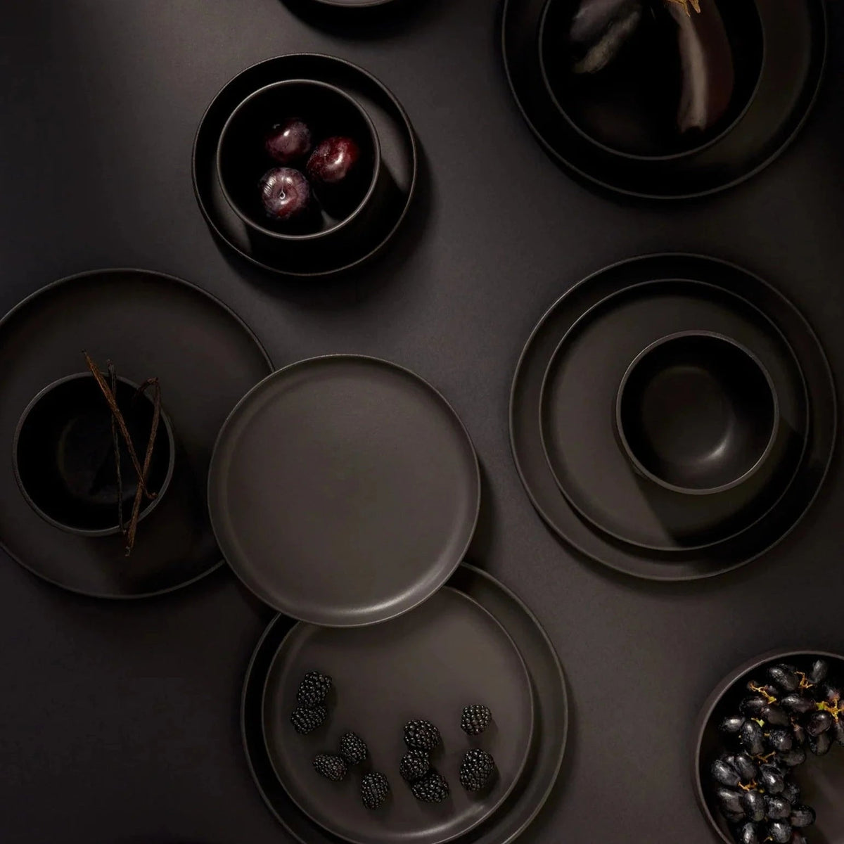 Flat Salad/Dinner Plate | Edan 9.4" - Matte Black Stoneware