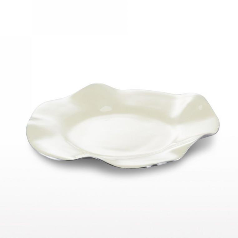 Ruffled Plates by Lunares