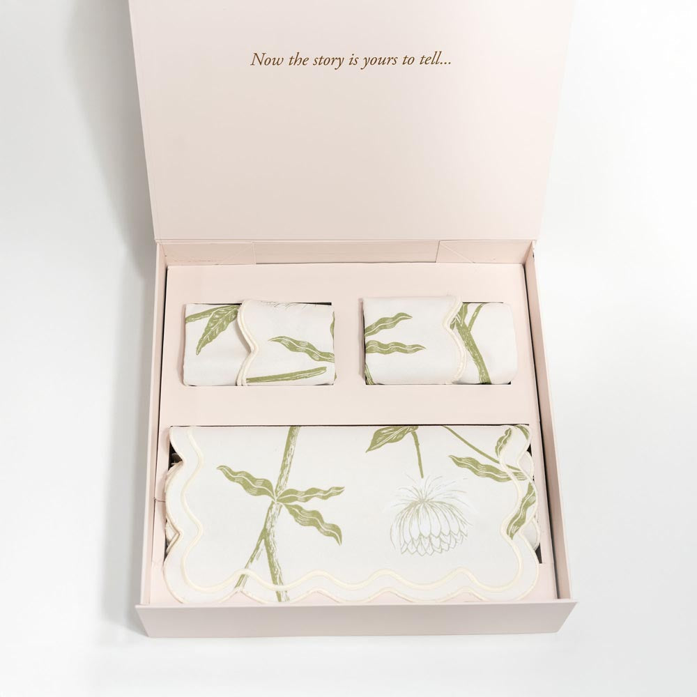 Storytime Dahlias Table Linens Set.